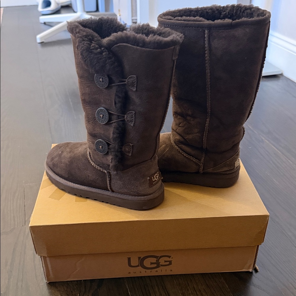 UGG Kids Boots in Dark Brown size 2 girls mismatch